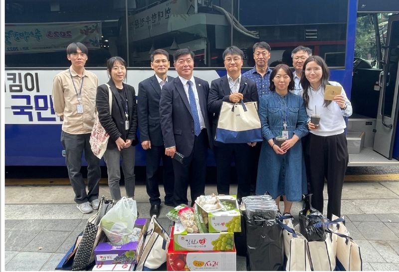 예금보험공사 문형욱 이사(왼쪽에서 4번째) 등 임직원이 21일 서울 종로구 통인시장에 방문해 명절 맞이 장보기 행사를 열었다. 예금보험공사 제공