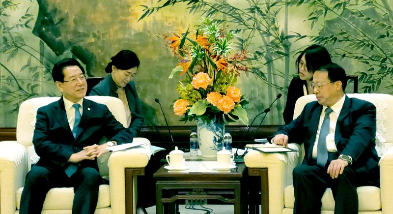 중국을 방문 중인 김영록 전남도지사(사진 왼쪽)가 21일 오후 상하이 시청에서 궁정 시장(오른쪽)과 회담을 갖고 상호 발전을 위한 무역·투자 활성화, 신재생에너지 기술 교류 등 협력 방안을 논의하고 있다. 전남도 제공