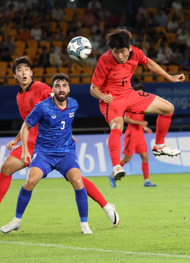 [진화=뉴시스] 고승민 기자 = 21일 중국 진화 스포츠 스타디움에서 열린 2022 항저우 아시안게임 남자축구 조별리그 E조 2차전 한국 대 태국 경기, 전반 한국 홍현석이 헤딩골을 넣고 있다. 2023.09.21. kkssmm99@newsis.com