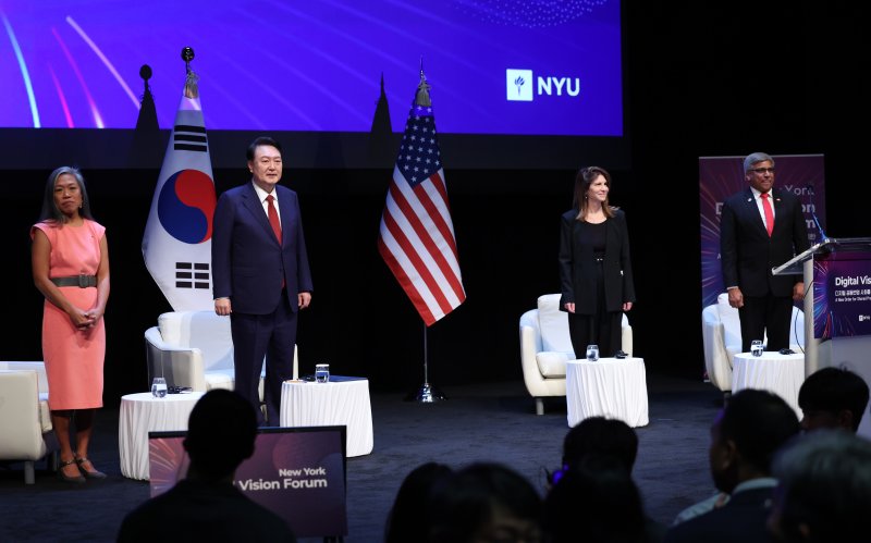 윤석열 대통령이 21일(현지시간) 뉴욕대학교에서 열린 '뉴욕 디지털 비전 포럼'에 참석하고 있다. 연합뉴스