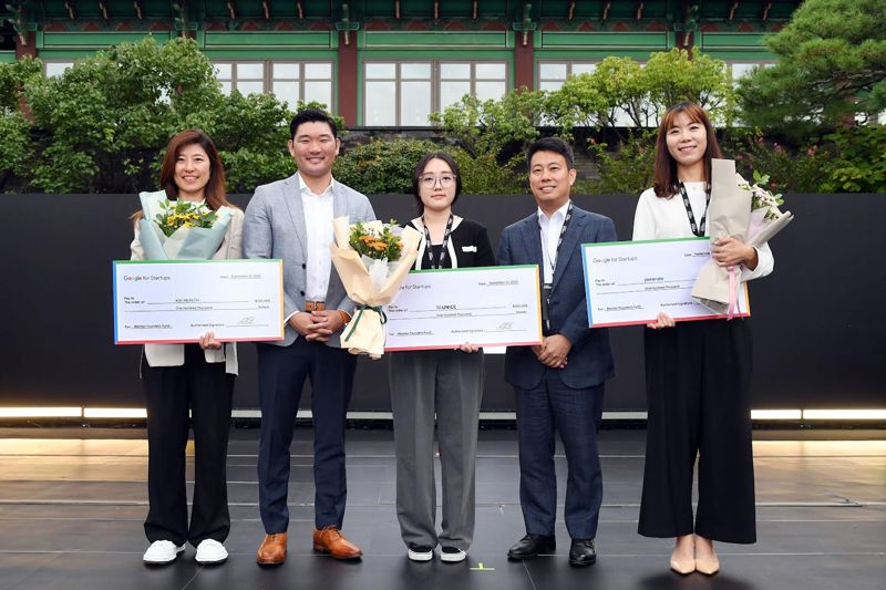 마이크 김 구글 스타트업 캠퍼스 아태지역 총괄과 임정욱 중소벤처기업부 창업벤처혁신실장이 '구글 스타트업 캠퍼스 여성 파운더스 펀드'를 수상한 이혜준 카이헬스 대표, 권서현 무니스 대표, 정가혜 제너레잇 공동창업자 겸 기술총괄이 포즈를 취하고 있다.