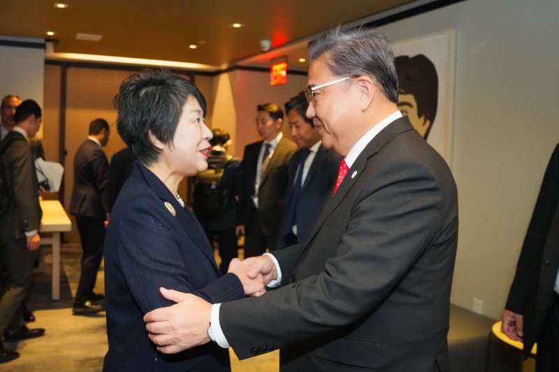 박진 외교부 장관(오른쪽)과 가미카와 요코(上川陽子) 신임 일본 외무상.(외교부 제공) /사진=뉴스1