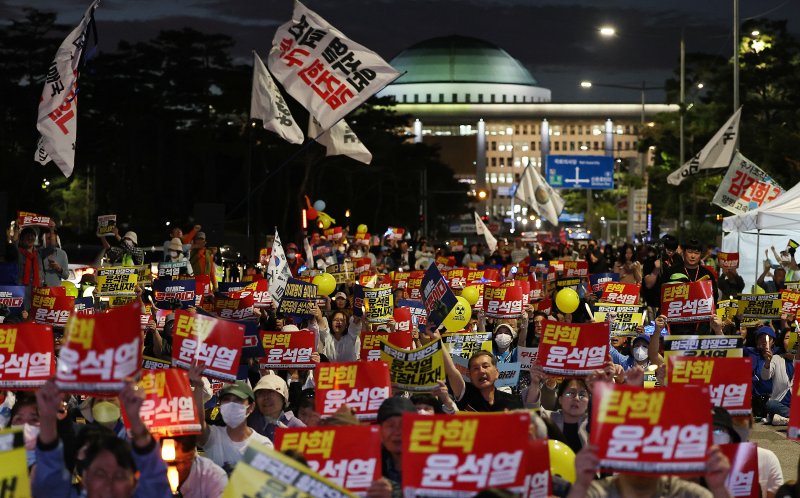 이재명 더불어민주당 대표 체포동의안이 가결된 21일 오후 서울 영등포구 여의도 국회 앞에서 촛불행동 회원들이 구호를 외치고 있다. 2023.9.21/뉴스1 ⓒ News1 김진환 기자 /사진=뉴스1