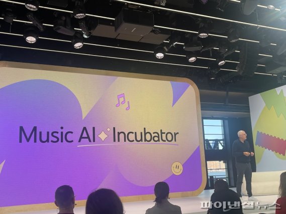 리오 코헨 유튜브 뮤직부문 글로벌 총괄이 21일(현지시간) 미국 뉴욕 맨해튼에서 열린 ‘메이드 온 유튜브’ 행사에서 ‘유튜브 음악 인공지능(AI) 인큐베이터’에 대해 발표하고 있다. 사진=김미희 기자