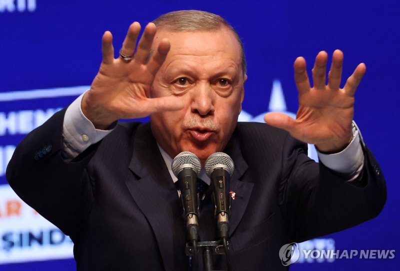 금리를 죄악시하던 정책 버린 에르도안 대통령 Turkish President Recep Tayyip Erdogan gestures as he speaks as he attends the Justice and Development (AK) Party's 22nd Foundation Anniversary Event at ATO Congresium, in Ankara, on August 24, 2023. (Photo by Adem ALTAN / AFP)