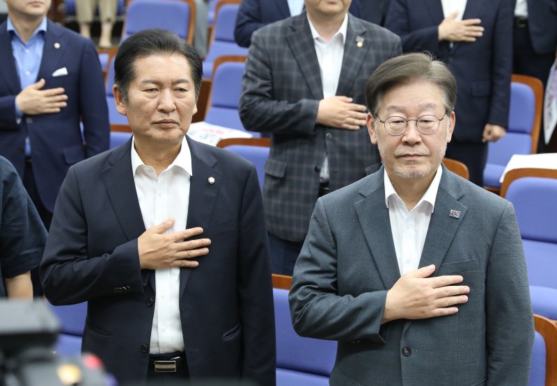 왼쪽부터 정청래 더불어민주당 최고위원과 이재명 대표. 뉴스1 ⓒ News1 임세영 기자 /사진=뉴스1