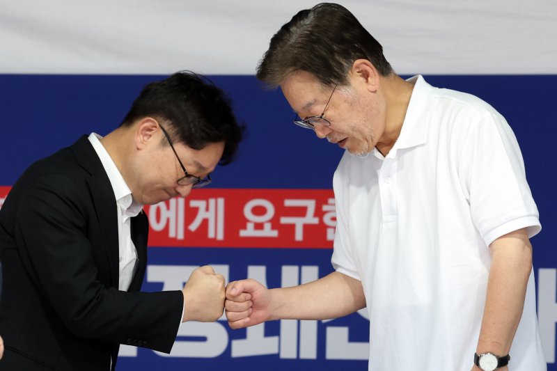 지난 2023년 9월 단식 12일차를 맞은 이재명 당시 더불어민주당 대표가 서울 여의도 국회 앞 단식투쟁 천막 농성장에서 박범계 의원과 인사를 나누고 있다. 사진=뉴스1