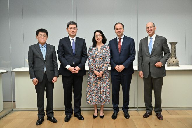 류문형 삼성문화재단 대표, 김기환 한국국제교류재단 이사장, 엘레노어 현 미국 뉴욕 메트로폴리탄박물관 한국미술 기금큐레이터, 맥스 홀라인 메트로폴리탄박물관 관장(왼쪽부터) 등이 21일(현지시간) 메트로폴레탄박물관에서 기념촬영을 하고 있다. 한국국제교류재단 제공