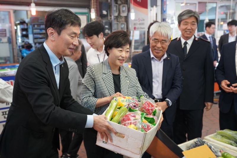 이복현 금감원장, 서울 관악구 신원시장 찾아 추석 맞이 나눔행사