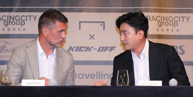 [서울=뉴시스] 권창회 기자 = 파올로 말디니와 안정환이 22일 오전 서울 여의도 페어몬트 앰배서더 서울에서 열린 레전드 올스타 기자회견에서 대화하고 있다. 이들은 내달 21일 고양종합운동장에서 열리는 레전드 올스타전에 참가한다. 2023.09.22. kch0523@newsis.com