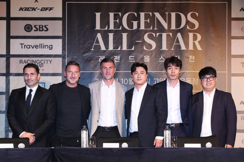 [서울=뉴시스] 권창회 기자 = 모리스 파그니엘로 라싱시티그룹 공동창립자(왼쪽부터), 프란체스코 토티, 파올로 말디니, 안정환, 최진철, 김윤식 라싱시티그룹 코리아 대표가 22일 오전 서울 여의도 페어몬트 앰배서더 서울에서 열린 레전드 올스타 기자회견에서 기념촬영을 하고 있다. 2023.09.22. kch0523@newsis.com