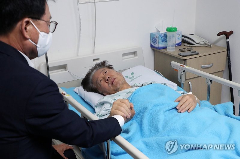 지난 21일 오전 박광온 더불어민주당 원내대표가 서울 중랑구 녹색병원에 입원 중인 이재명 대표를 찾아 대화하고 있다. 연합뉴스