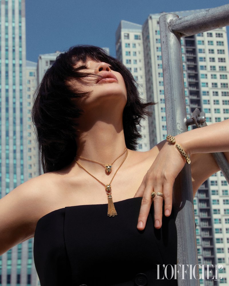 김혜수, 파격 의상으로 드러낸 볼륨감