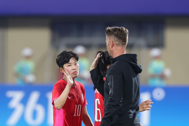 22일 오후 중국 저장성 원저우 스포츠센터 스타디움에서 열린 항저우 아시안게임 여자 축구 조별리그 E조 1차전 한국과 미얀마의 경기에서 한국이 3대 0으로 승리한 뒤 콜린 벨 감독이 지소연과 하이파이브하고 있다. 연합뉴스 제공.