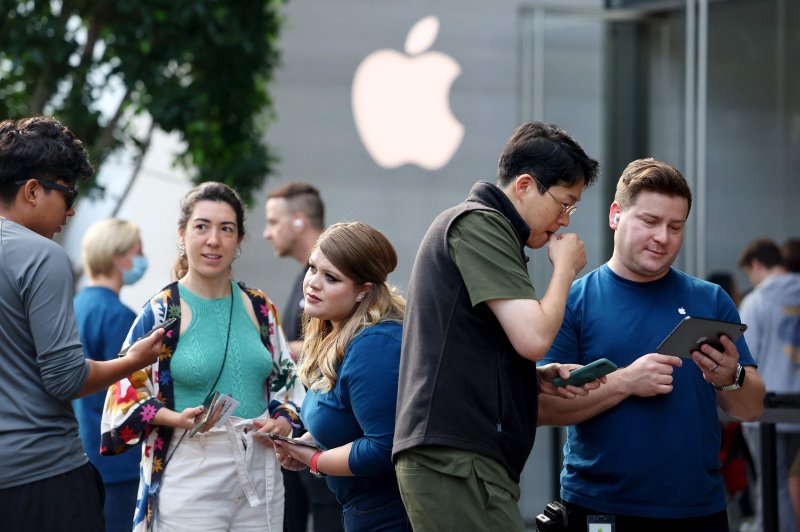 아이폰15 시리즈 오프라인 판매가 시작된 22일(현지시간) 미국 로스앤젤레스 더그로브 매장앞에서 소비자들이 매장 오픈을 기다리고 있다. /사진=AFP연합뉴스