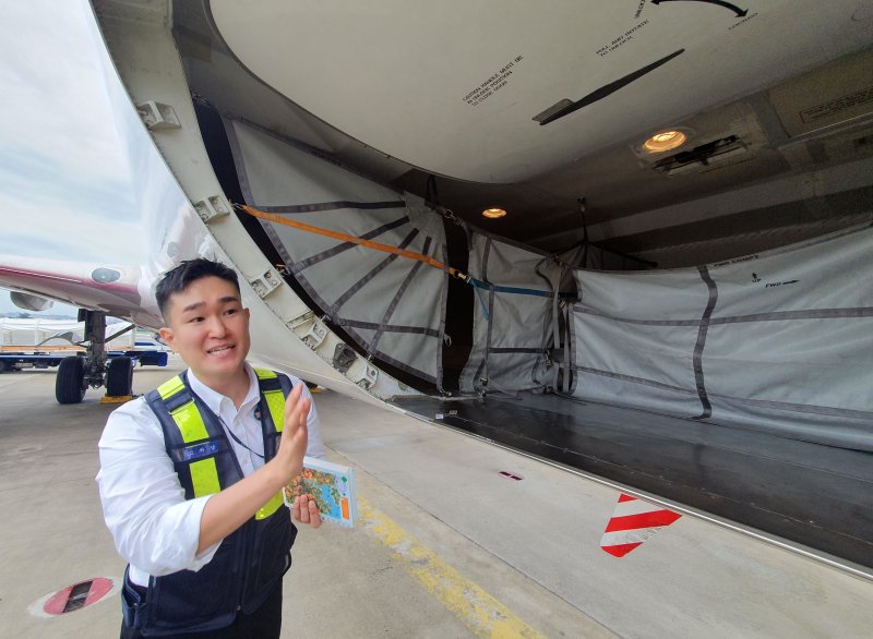 고하남 ATS 대리가 카고에 대해 설명하고 있다. (이스타항공 제공)