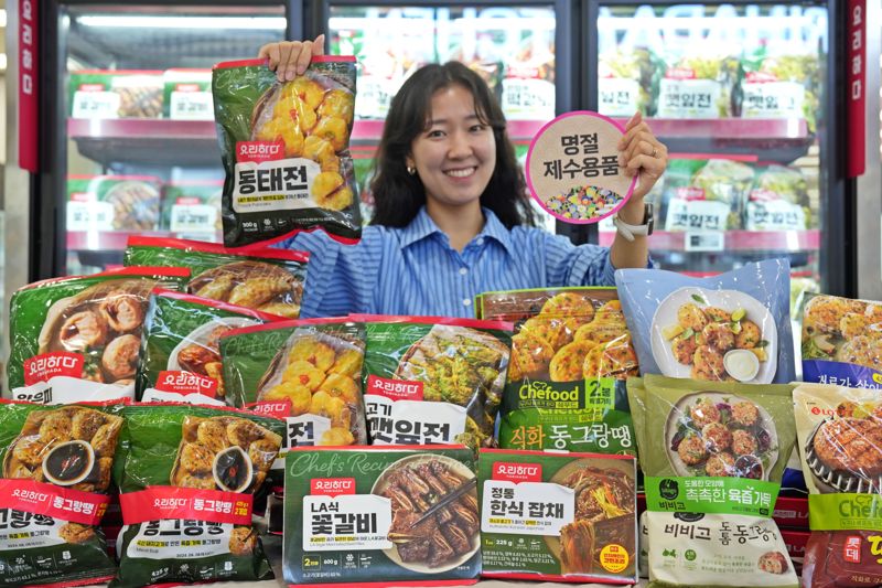 롯데마트 모델이 서울시 용산구 제타플렉스 서울역점에서 요리하다 제수용품을 홍보하고 있다.