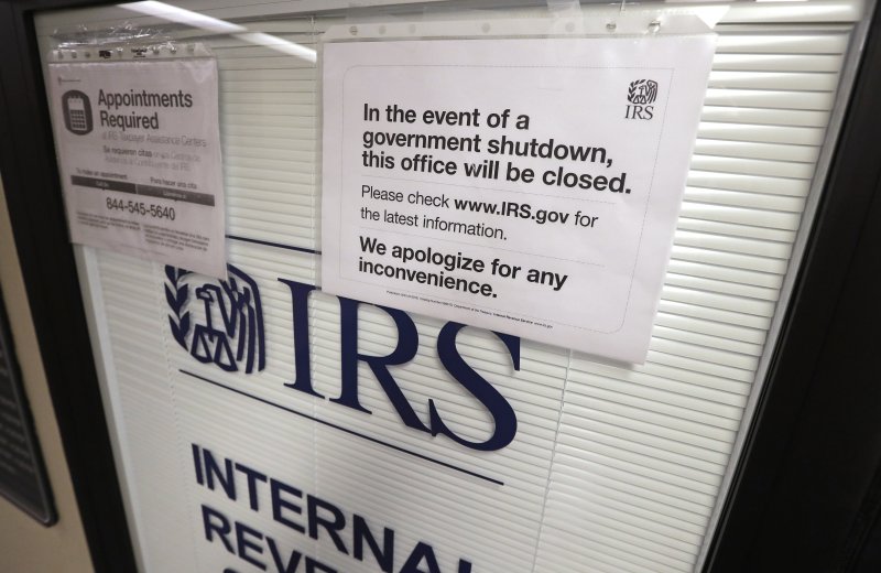뉴욕증시가 미국 연방정부 셧다운(폐쇄) 우려 속에 이번주 둔화 흐름을 지속할 것으로 예상된다. 2019년 1월 6일(현지시간) 워싱턴주 시애틀의 미 국세청(IRS) 사무실 문이 굳게 닫힌 채 셧다운 안내문이 붙어 있다. AP연합