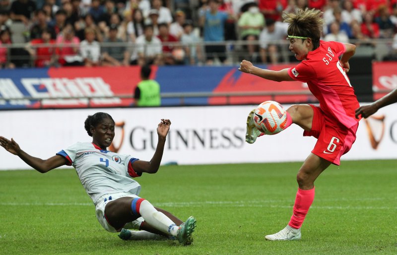 임선주가 지난 7월8일 서울 마포구 상암동 서울월드컵경기장에서 열린 대한민국 여자축구 대표팀과 아이티의 평가전에서 슛하고 있다. 2023.7.8/뉴스1 ⓒ News1 허경 기자