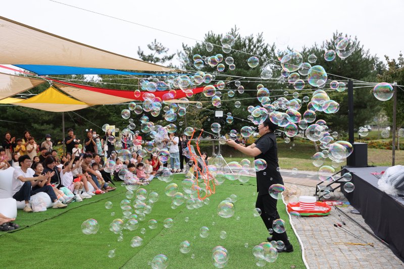 23일전북 진안군에서 홍삼축제가 열리고 있는 가운데 홍삼으로 만든 버블쇼가 펼쳐지고 있다.(진안군제공)2023.9.23/뉴스1