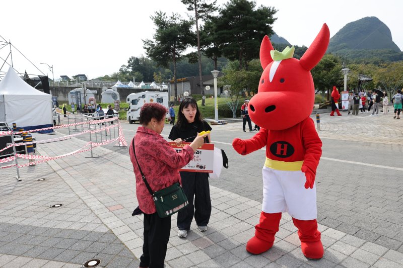 23일 전북 진안군 마이산 북부일원에서 홍삼축제가 열리고 있는 가운데 진안군 대표 마스코트인 빠망이 관광객들을 맞이하고 있다.(진안군제공)2023.9.23/뉴스1