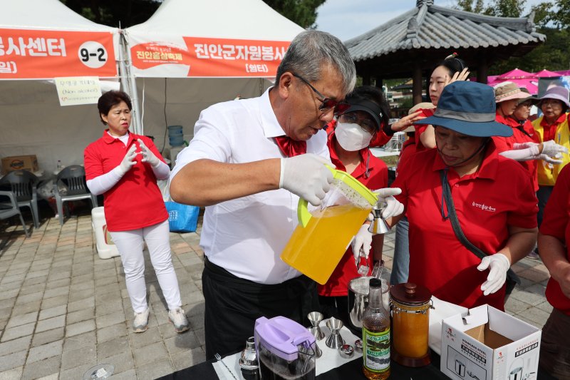 23일 전북 진안군 마이산 북부에서 열리고 있는 홍삼축제에서 칵테일쇼가 진행되고 있다.(진안군제공)2023.9.23/뉴스1