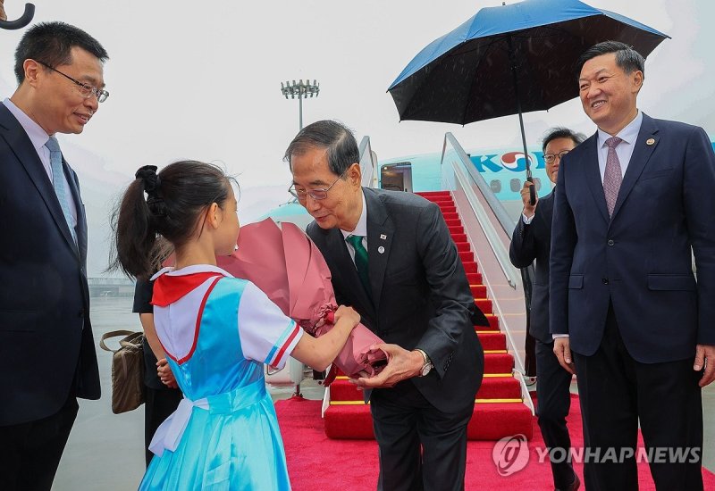 중국 항저우 도착해 꽃다발 받는 한덕수 총리 (서울=연합뉴스) 한덕수 국무총리가 중국 항저우에서 열리는 아시안게임 개회식에서 참석하기 위해 23일 오전 특별기편으로 항저우 샤오산 국제공항에 도착해 화동에게 환영의 꽃다발을 받고 있다. 2023.9.23 [국무총리실 제공. 재판매 및 DB 금지] hkmpooh@yna.co.kr (끝)