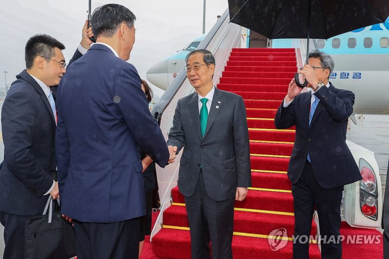 중국 항저우 도착해 영접받는 한덕수 총리 (서울=연합뉴스) 한덕수 국무총리가 중국 항저우에서 열리는 아시안게임 개회식에서 참석하기 위해 23일 오전 특별기편으로 항저우 샤오산 국제공항에 도착해 중국 정부 인사의 영접을 받고 있다. 2023.9.23 [국무총리실 제공. 재판매 및 DB 금지] hkmpooh@yna.co.kr (끝)