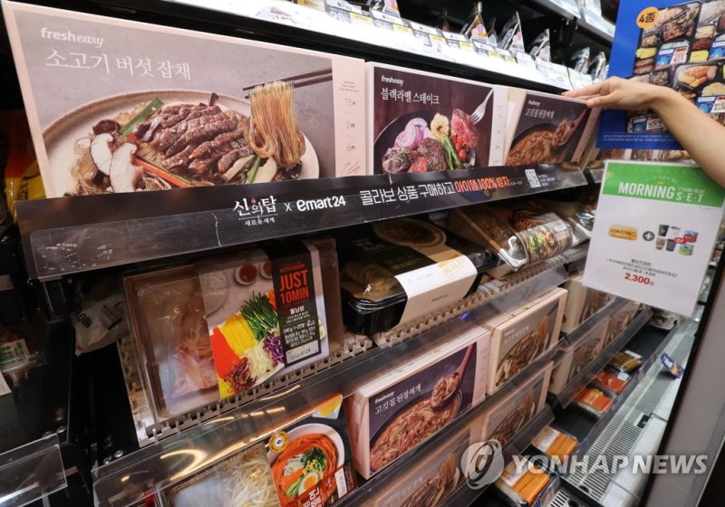 마트에 진열된 밀키트 고물가에 밀키트 판매량 급증 (서울=연합뉴스) 이재희 기자 = 7일 편의점 이마트24에 따르면 올해 상반기 밀키트 매출은 지난해 같은 기간보다 585% 급증했다. 외식 물가는 물론 식재료 가격까지 천정부지로 치솟으면서 가성비 좋은 밀키트를 찾는 수요가 늘었기 때문으로 풀이된다. 사진은 이날 서울 한 이마트24에 진열된 밀키트 제품들. 2023.8.7 scape@yna.co.kr (끝)