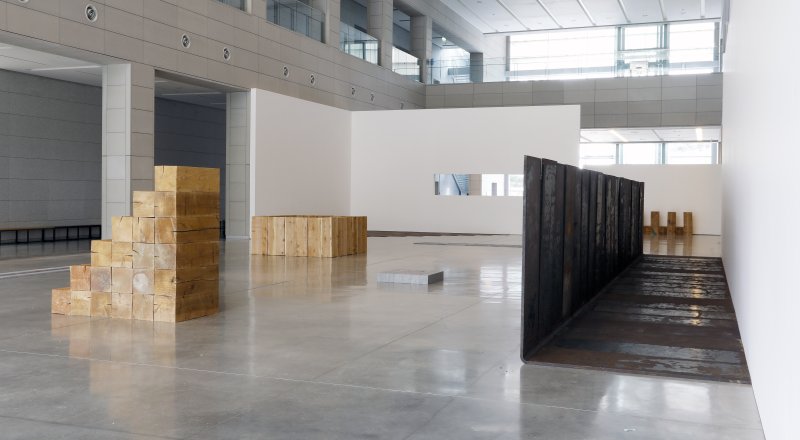 세계적인 미니멀리즘(minimalism) 조각가이자 시인인 칼 안드레(Carl Andre)의 개인전인 국내 국.공립미술관 최초로 대구미술관에서 열린다. 사진은 개막에 앞서 대구미술관에 전시된 작가의 작품. (대구미술관 제공)/뉴스1