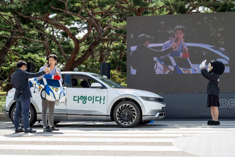 현대차그룹이 지난 22일 경기 화성 남양연구소에서 개최한 '2023 아이디어 페스티벌'에서 제작 부문 우수상을 수상한 V2S팀이 사각지대에서 발생하는 안전사고 예방을 위한 사회 안전망 구축 기술을 시연하고 있다. 현대차그룹 제공