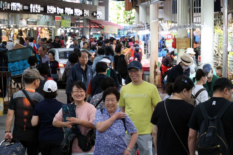 민족 최대 명절인 추석을 닷새 앞둔 24일, 서울 동대문구 경동시장이 이른 시간부터 제수용품을 구매하려는 시민들로 가득하다. 사진=서동일 기자