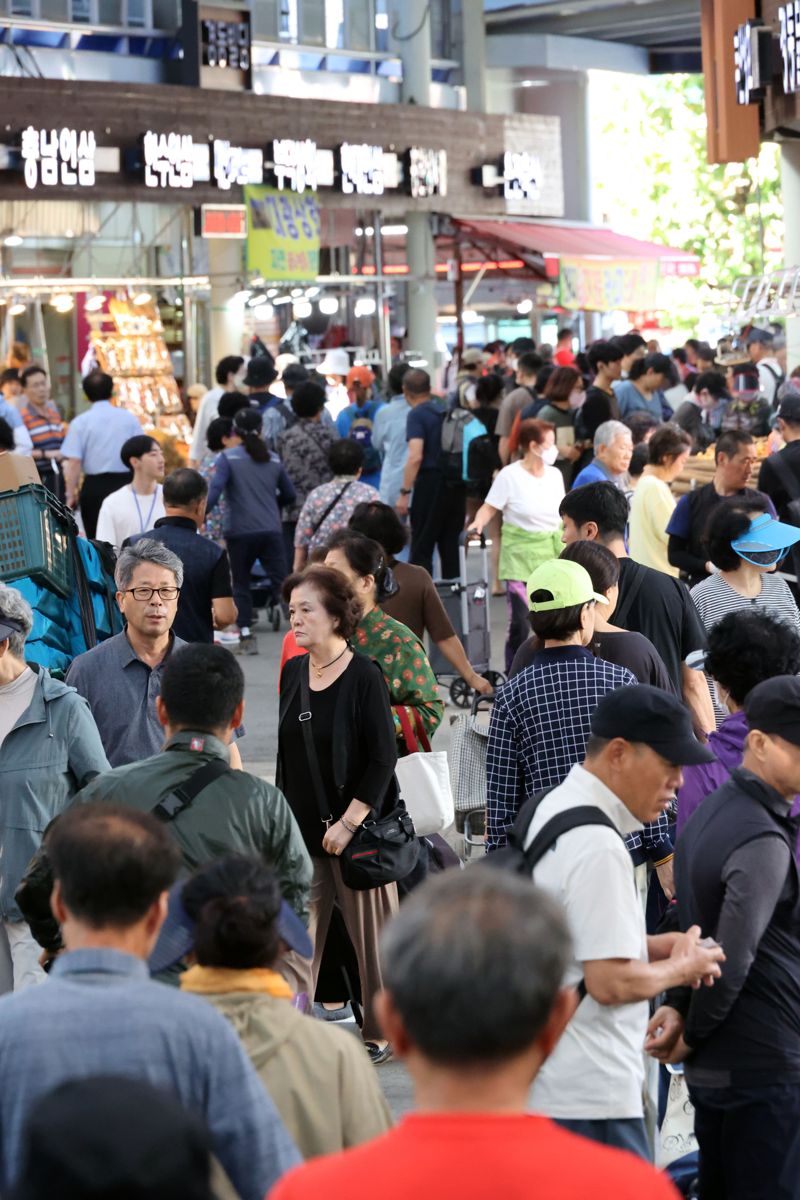 민족 최대 명절인 추석을 닷새 앞둔 24일, 서울 동대문구 경동시장이 이른 시간부터 제수용품을 구매하려는 시민들로 가득하다. 사진=서동일 기자