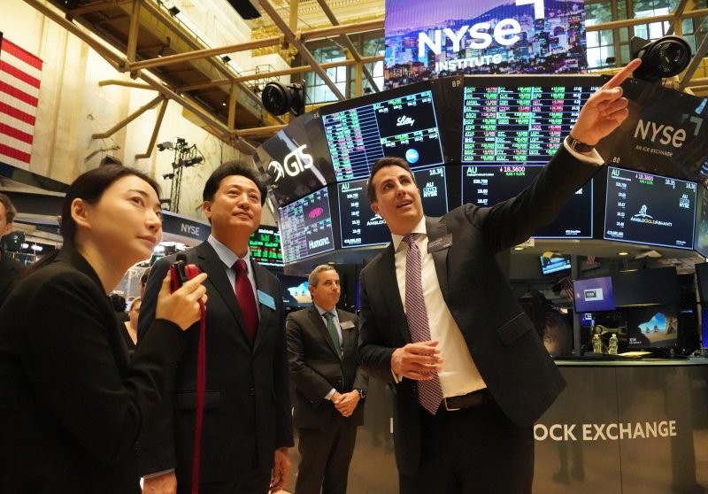 오세훈 서울시장(왼쪽 두번째)이 지난 22일(현지시간) 미국 뉴욕 월스트리트에 위치한 뉴욕증권거래소(NYSE)를 방문해 존 터틀 NYSE 부회장(오른쪽 첫번째)의 설명을 들으며 내부를 둘러보고 있다. 서울시 제공