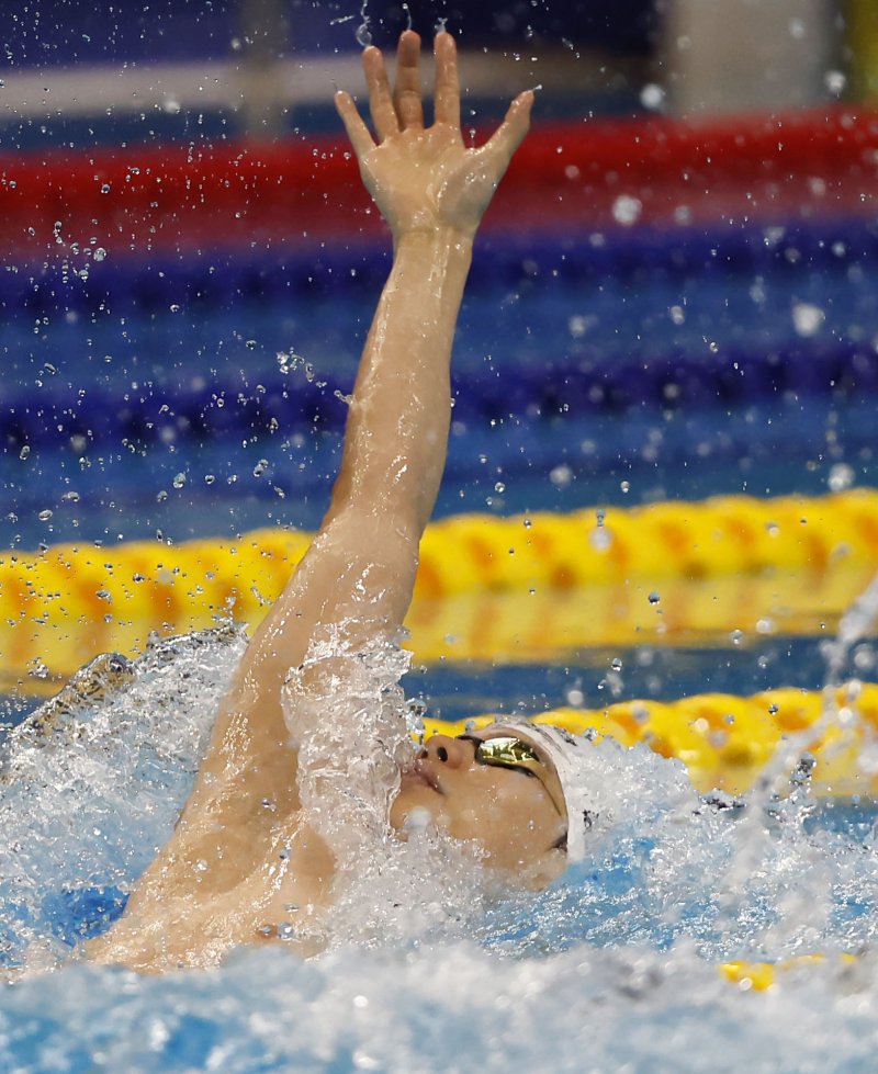 이주호가 24일 중국 항저우 올림픽 스포츠센터 수영장에서 열린 남자 배영 100m 예선 2조 경기에서 역영하고 있다. 사진=뉴시스