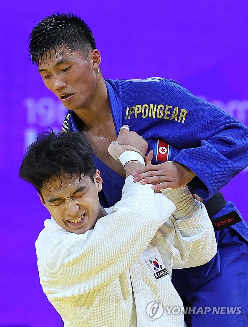 맞닥뜨린 남과 북 맞닥뜨린 남과 북 (항저우=연합뉴스) 류영석 기자 = 24일 중국 항저우 샤오산 린푸 체육관에서 열린 항저우 아시안게임 유도 남자 66kg급 16강 경기에서 안바울이 북한 리금성을 상대하고 있다. 2023.9.24 ondol@yna.co.kr (끝)