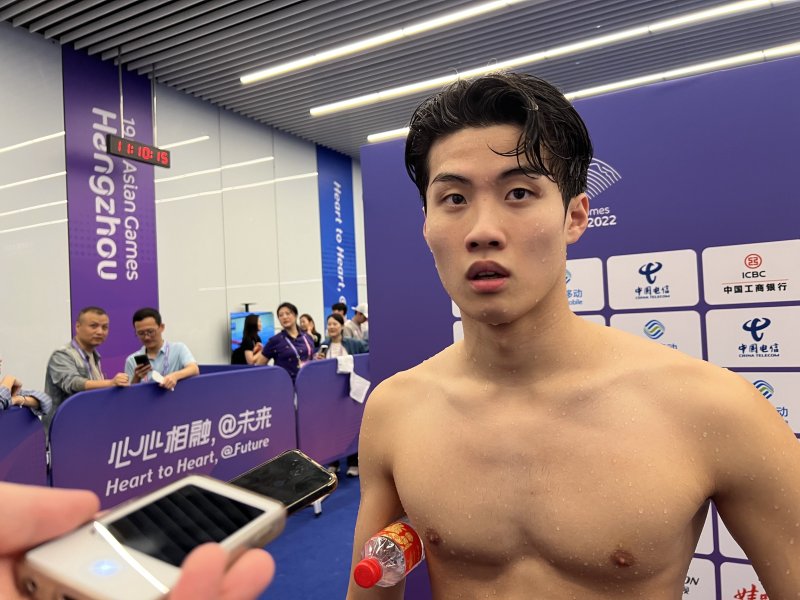 24일 열린 2022 항저우 아시안게임 남자 자유형 100m 예선을 마친 황선우가 취재진과 인터뷰를 하고 있다. 2023.9.24/뉴스1 ⓒ News1 이상철 기자