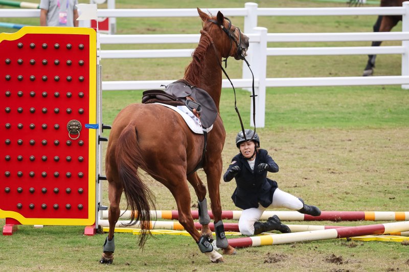 김세희가 24일 중국 항저우 푸양 인후 스포츠센터에서 열린 2022 항저우 아시안게임 근대5종 여자 개인 결승에서 마장마술 경기 중 낙마하고 있다. 2023.9.24/뉴스1 ⓒ News1 유승관 기자