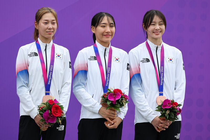 24일 중국 항저우 푸양 인후 스포츠센터에서 열린 2022 항저우 아시안게임 근대5종 여자 단체전에서 동메달을 획득한 대한민국 김세희(왼쪽부터), 성승민, 김선우가 시상대에 올라 미소짓고 있다. 2023.9.24/뉴스1 ⓒ News1 유승관 기자