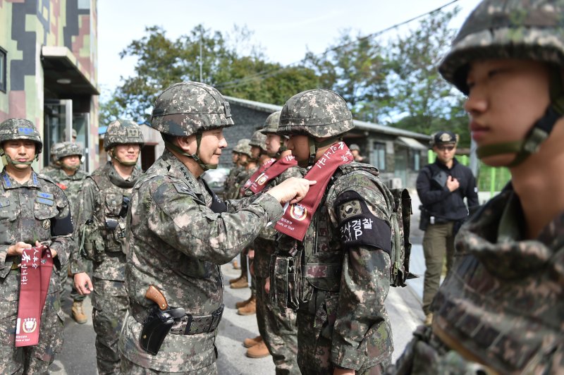 김승겸 합동참모의장이 24일 7사단 예하 최전방 GOP대대를 찾아 대대 장병들에게 합참 머플러를 수여하며 격려하고 있다. 사진=합동참모본부 제공