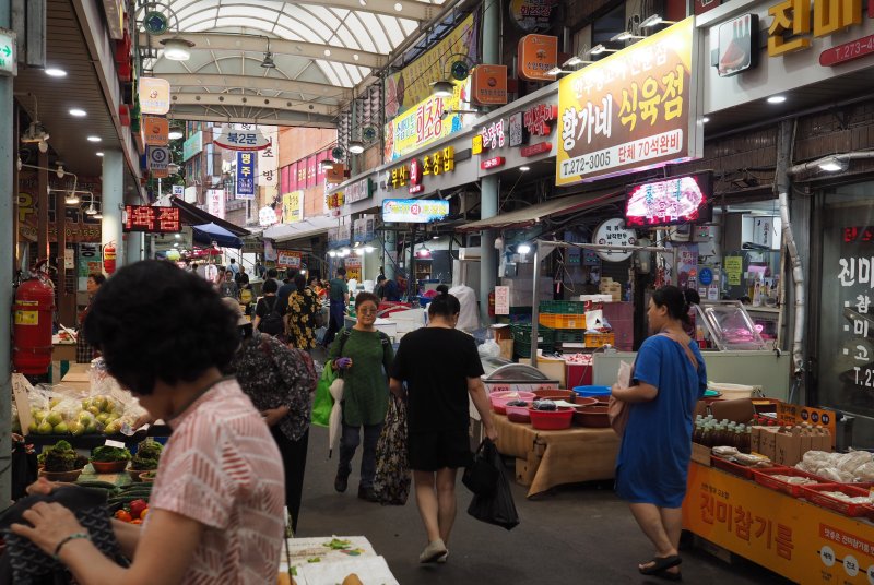 울산 수암시장은 전통시장으로서 다양한 식재료를 판매한다. 시장 골목 곳곳에 수암시장이 생겨났을 때부터 있던 상점들이 남아 있다. 사진=최수상 기자