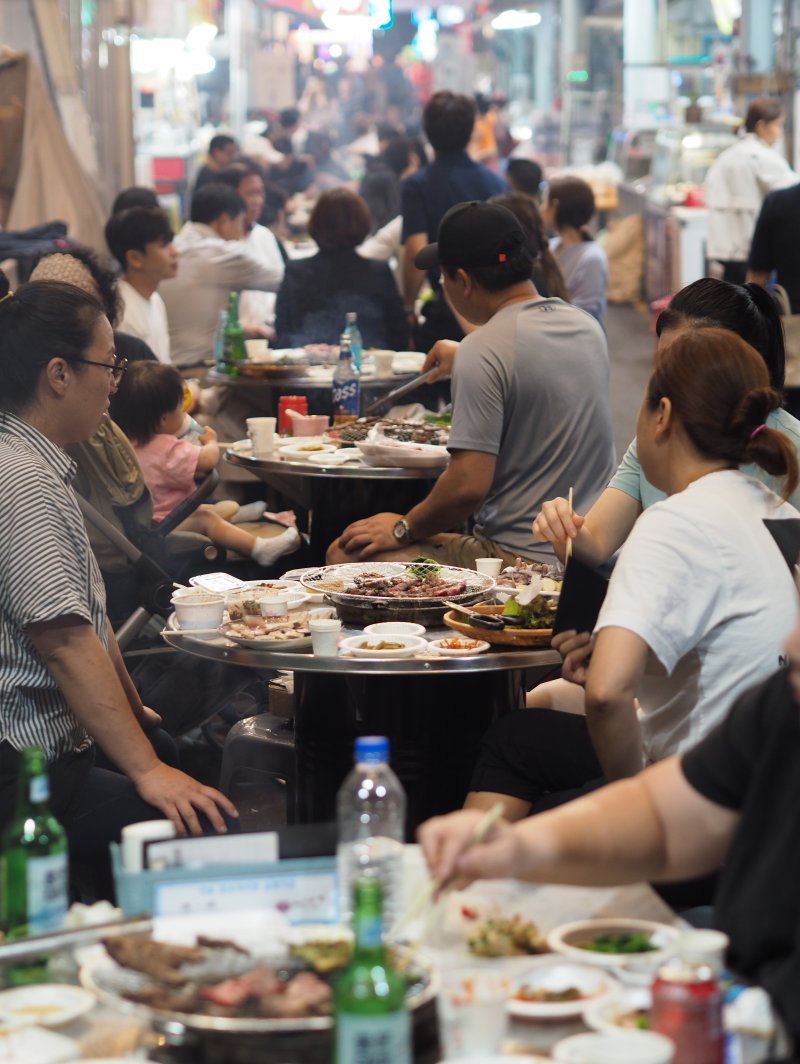 시장 한가운데 야외 식탁… 금·토마다 펼쳐지는 ‘한우 야시장’[길 위에 장이 선다]