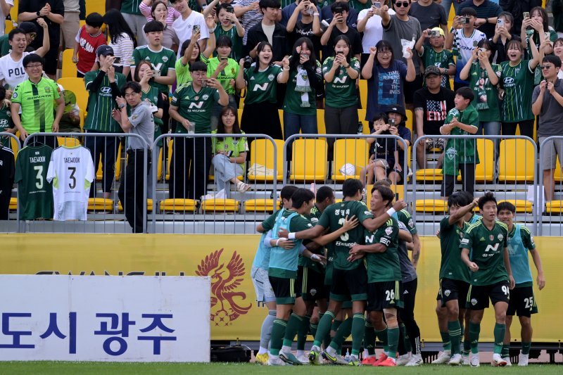 [광주=뉴시스] 이영주 기자 = 24일 오후 광주 서구 광주축구전용구장에서 열린 하나원큐 프로축구 K리그1 2023 31라운드 광주FC와 전북 현대의 경기, 광주FC 두현석의 자책골로 득점한 전북 현대 선수들이 기뻐하고 있다. 2023.09.24. leeyj2578@newsis.com