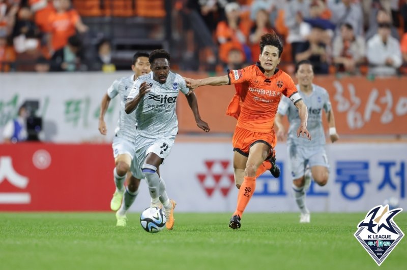 [서울=뉴시스] 프로축구 K리그1 강원FC와 인천유나이티드가 24일 오후 강릉종합운동장에서 열린 하나원큐 K리그1 31라운드에서 무승부를 거뒀다. (사진=한국프로축구연맹 제공) *재판매 및 DB 금지