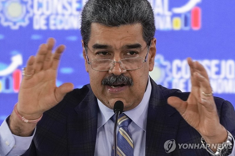 니콜라스 마두로 베네수엘라 대통령 Venezuela's President Nicolas Maduro speaks during a meeting with his ministers and other authorities at the Humboldt Hotel at El Avila mountain in La Guaira, Venezuela, Thursday, Sept. 21, 2023. (AP Photo/Matias Delacroix)