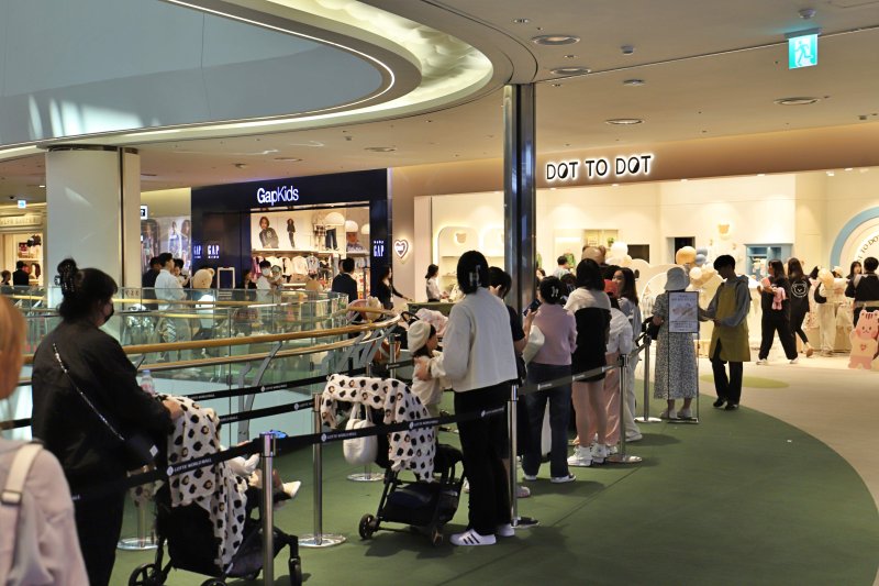 잠실 롯데월드몰 4층 돗투돗 매장에 입장하기 소비자들이 대기하고 있다.(롯데백화점 제공)