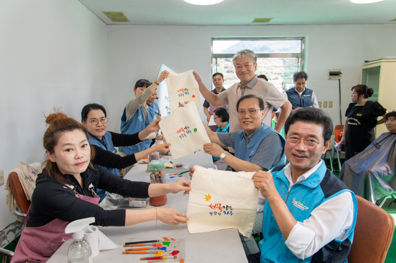 광양제철소가 추석을 맞아 산하 재능봉사단 단원들과 자회사 직원, 시청 봉사단, 협력기관 등 지역사회 이해관계자 모두가 참여하는 연합봉사활동을 펼치며 '기업시민' 경영이념 실천을 위한 나눔문화 확산에 나섰다. 사진은 정인화 광양시장(오른쪽 첫 번째)과 이진수 광양제철소장(오른쪽 두 번째)이 캘리그래피 재능봉사단과 함께 주민들에게 전달할 에코백을 제작하는 모습. 광양제철소 제공