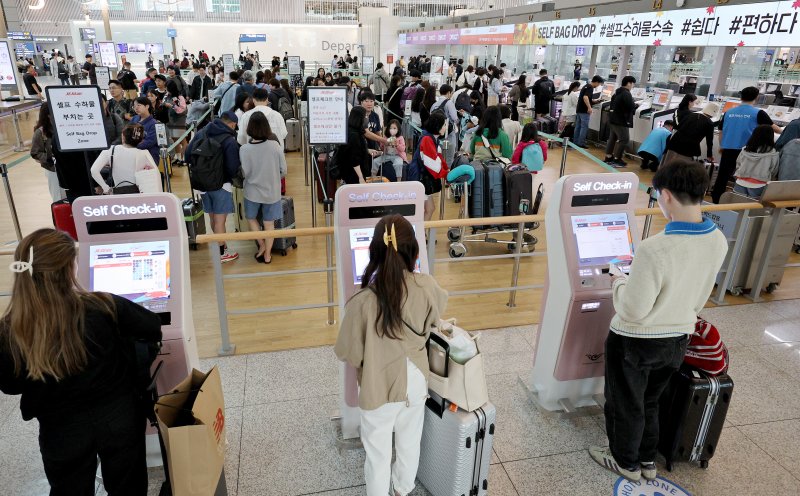 추석 황금연휴를 앞둔 25일 오전 인천국제공항 1터미널 출국장/사진=뉴스1