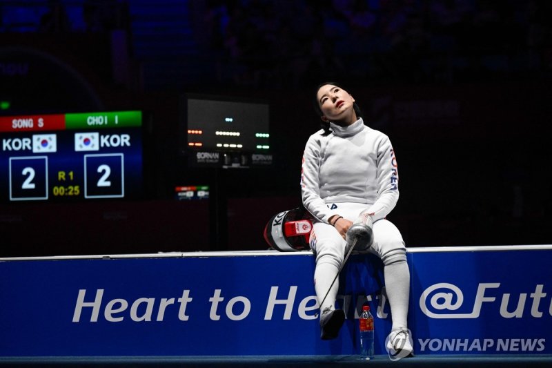 경기장에 앉아있는 송세라 South Korea's Song Sera reacts competing at the women's individual final epee fencing event during the Hangzhou 2022 Asian Games in Hangzhou, in China's eastern Zhejiang province on September 24, 2023. (Photo by WANG Zhao / AFP)