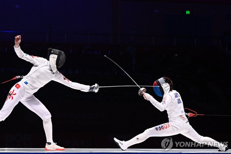 비비안 콩(왼쪽)과 준결승을 치르는 송세라(오른쪽) South Korea's Song Sera (R) competes against Hong Kong?s Kong Vivian in the individual semi-final of women's epee fencing event during the Hangzhou 2022 Asian Games in Hangzhou, in China's eastern Zhejiang province on September 24, 2023. (Photo by WANG Zhao / AFP)